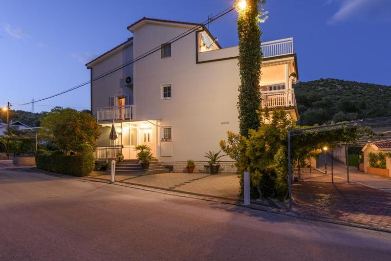 Apartments Luka - Trogir, Marina 150M From The Beach Luaran gambar